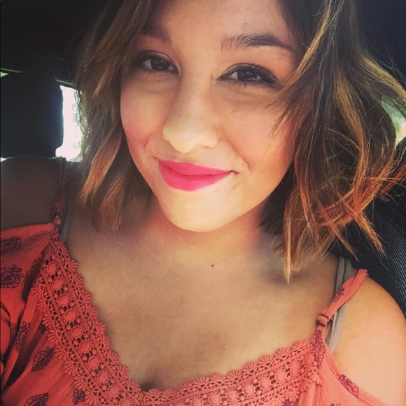 Poshmark profile picture for @htriana